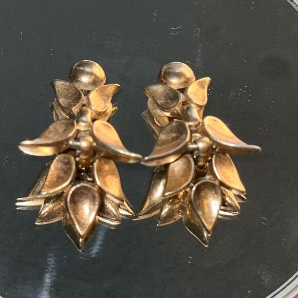 Vintage 50s/60s Trifari gold tone drop clip on earrings - Picture 1 of 5